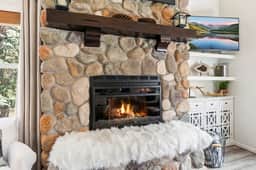 Mountain Chalet - Image 4