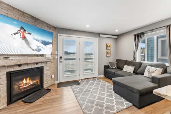 Yacht Club - Image 1