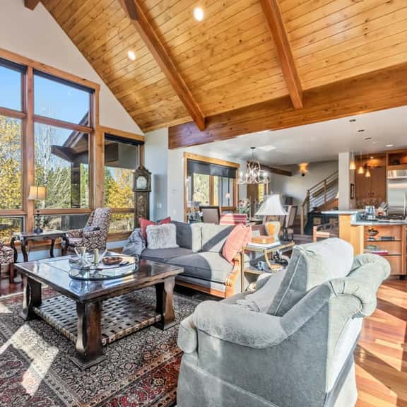 Sneaux House - Image 1